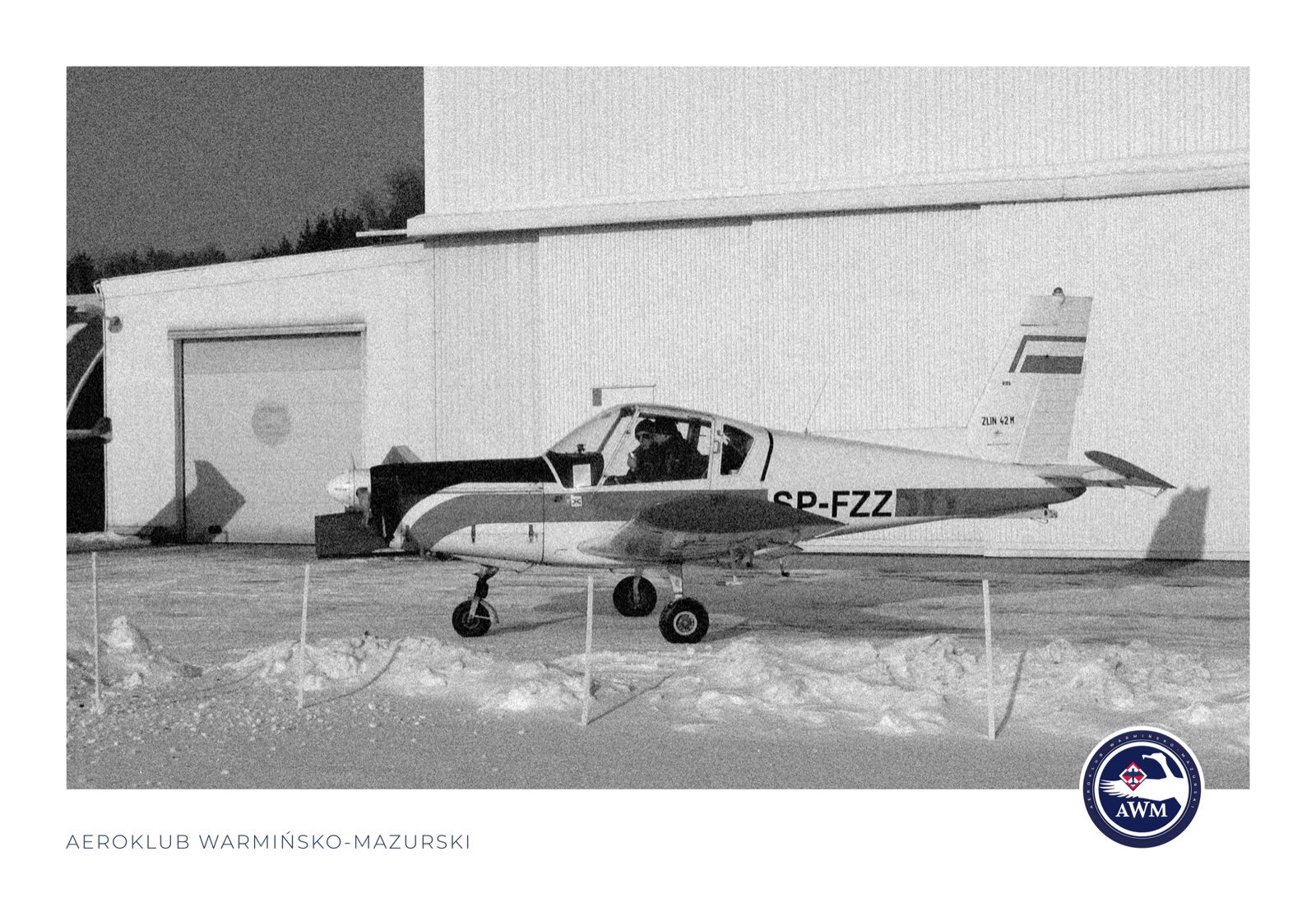 Samolot SP-FZZ zimą przy hangarze